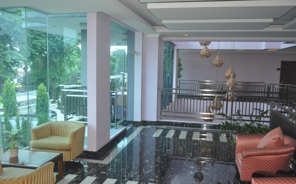 Sahati Hotel Yakarta Exterior foto